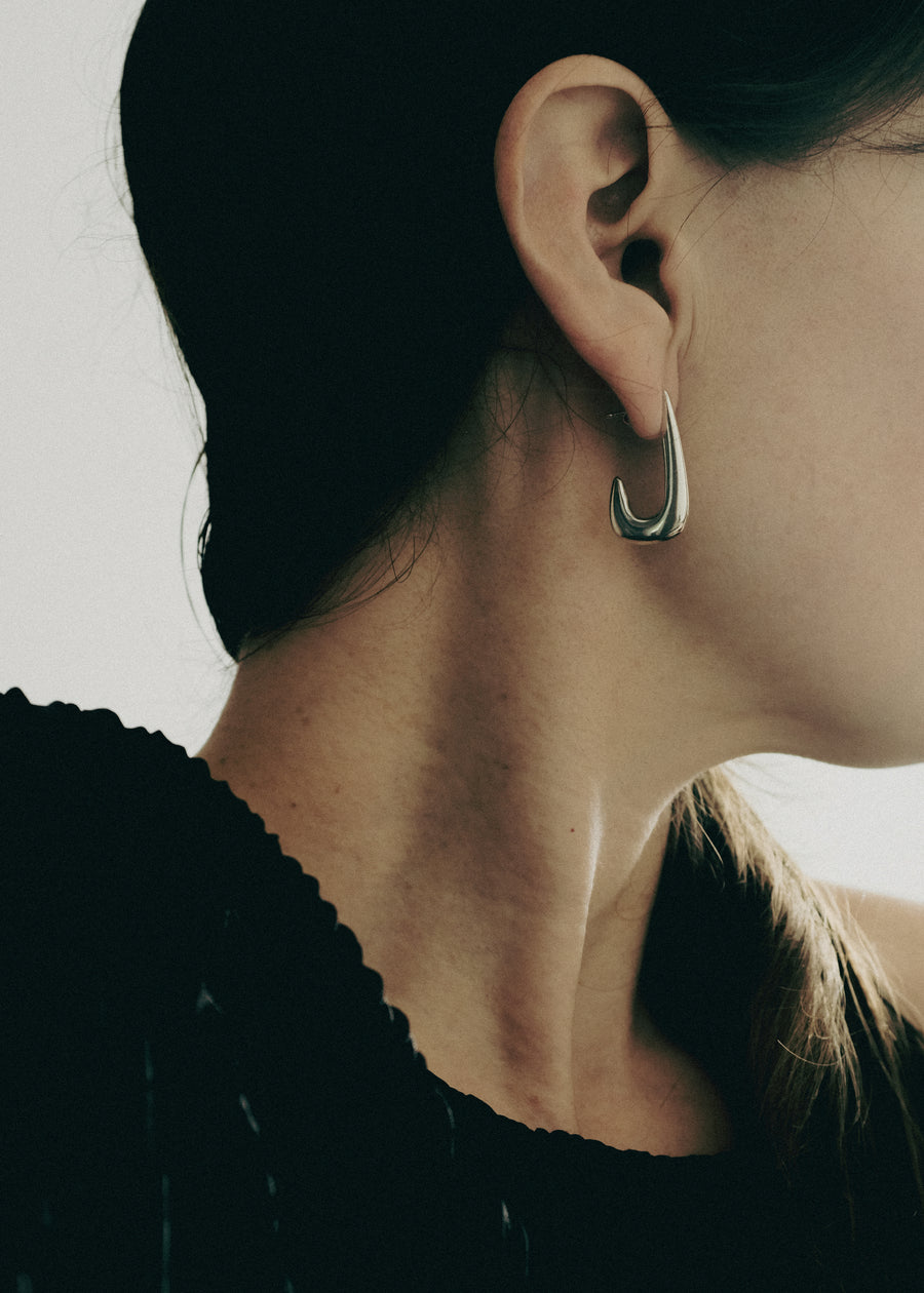 Caldero sculptural J-hoop earrings