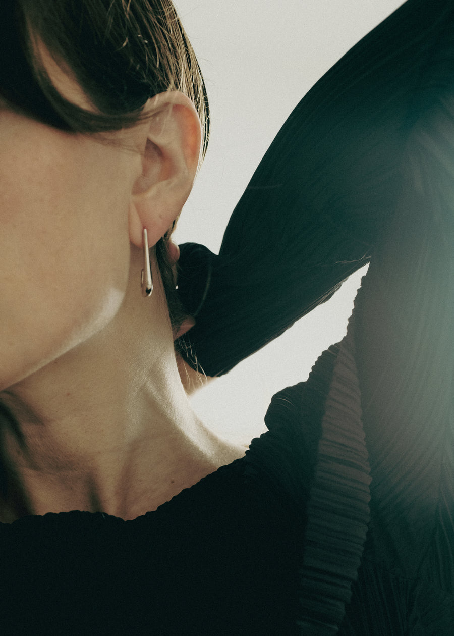 Caldero sculptural J-hoop earrings