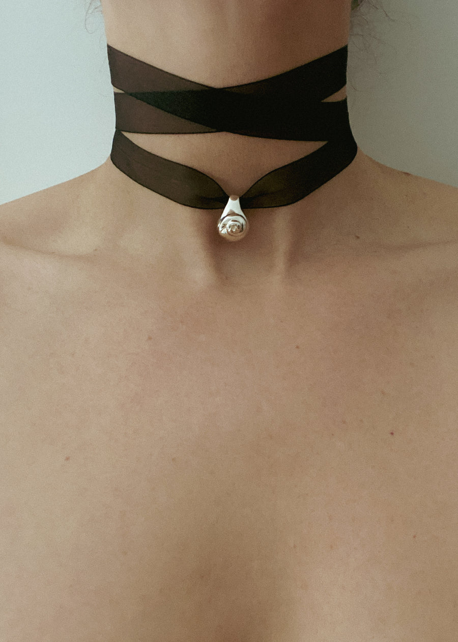Caracol Amulet Choker in Silver
